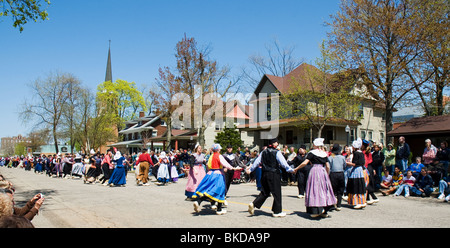 Des danseurs en costume traditionnel au Festival des tulipes en Hollande, au Michigan Banque D'Images