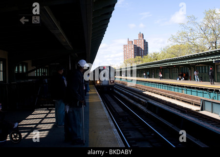 Les personnes en attente de la # 2 dans le train station à Pelham Parkway Banque D'Images