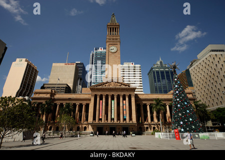 King George Square avec l'Hôtel de Ville et tour de l'horloge à Brisbane, Queensland, Australie Banque D'Images