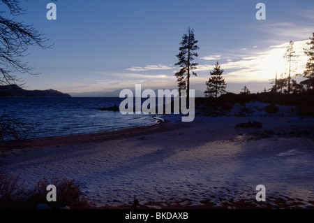 Plage de sable au coucher du soleil d'hiver, le lac Tahoe, Nevada Banque D'Images