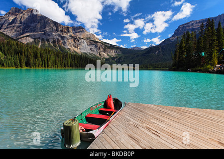 Bateau amarré sur le lac Emerald, British Columbia, Canada Banque D'Images