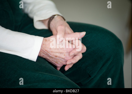 Closeup of old woman's hands dans lap. Banque D'Images