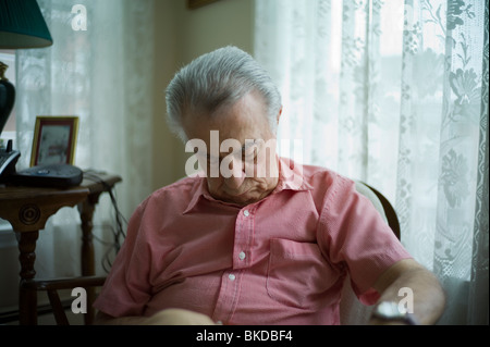 Vieil homme dormir dans le salon président Banque D'Images