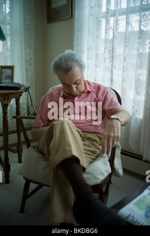 Vieil homme dormir dans le salon président Banque D'Images