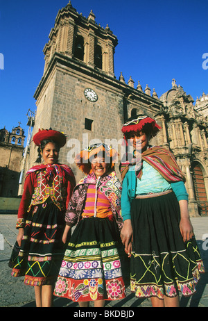 Le Pérou, Cuzco, Plaza de Armas, le Quechua, les filles indiennes habillés en vêtements traditionnels Banque D'Images