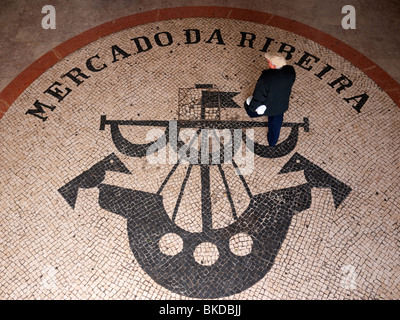 L'atrium d'entrée de 'Mercado de Ribeira', ville historique du marché, offrant des fruits et légumes, Lisbonne, Portugal Banque D'Images