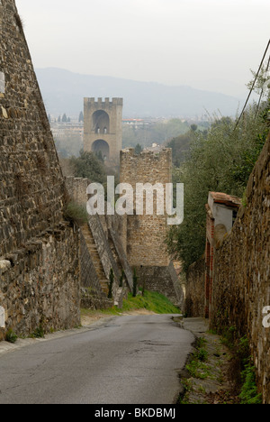 Un matin de printemps misty spectaculaire vue sur la Via di Belvedery en descente. Sur la gauche est l'enceinte de la ville et les tours, datant de.. Banque D'Images