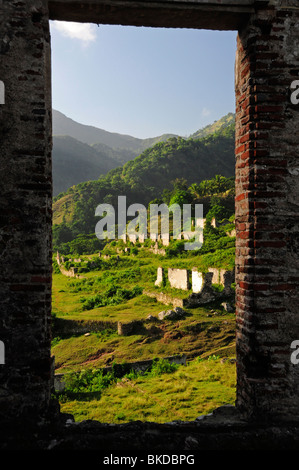 Fenêtre dans les ruines du Palais Sans-Souci, Milot, le nord d'Haïti Banque D'Images