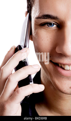 Happy young guy talking on cellphone isolé sur fond blanc Banque D'Images