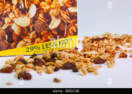 Fort de muesli annoncés comme ayant 29 % moins de gras. Banque D'Images