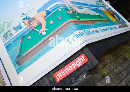 Site billboard primesight de Stella Artois sous le pont à Cardiff South Wales UK Banque D'Images