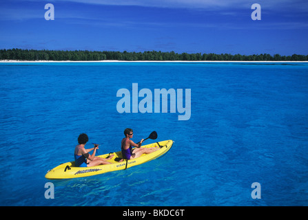 L'atoll de Midway, NW Île hawaiienne, kayakking sur atoll, modèle publié. Banque D'Images