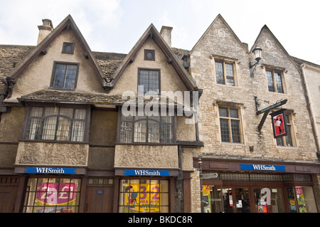 WH Smith magasin dans les vieux bâtiments d'époque en pierre dans la ville de marché de Cirencester, Cotswolds, Gloucestershire, Royaume-Uni Banque D'Images