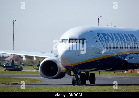 Ryanair Boeing 737 taxying sur une piste pour le départ à l'aéroport John Lennon de Liverpool Banque D'Images