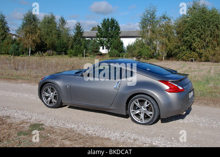 Nissan 370Z - 2009 - Grey metallic - deux portes (2D) - Japon - coupé sport populaire sur la route de gravier Banque D'Images