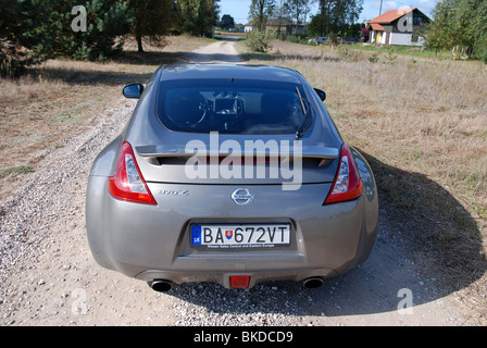 Nissan 370Z - 2009 - Grey metallic - deux portes (2D) - Japon - coupé sport populaire sur la route de gravier Banque D'Images