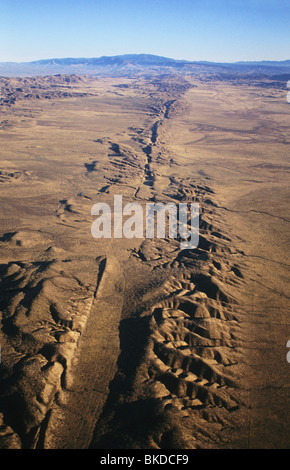 Faille de San Andreas, diagnostic facilement visible à la surface de la Californie du Sud, plaine Carrizo, USA. Banque D'Images