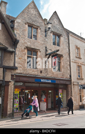 WH Smith magasin dans les vieux bâtiments d'époque en pierre dans la ville de marché de Cirencester, Cotswolds, Gloucestershire, Royaume-Uni Banque D'Images