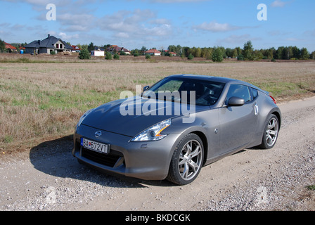 Nissan 370Z - 2009 - Grey metallic - deux portes (2D) - Japon - coupé sport populaire sur la route de gravier Banque D'Images