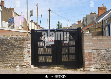 Les barrières de sécurité de prévention du crime à l'entrée de ruelle entre les maisons à Barry Vale of Glamorgan South Wales UK Banque D'Images