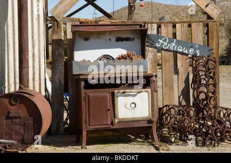 Vieille cuisinière, fers et autres éléments en face de magasin d'antiquités à Randsburg, California Banque D'Images