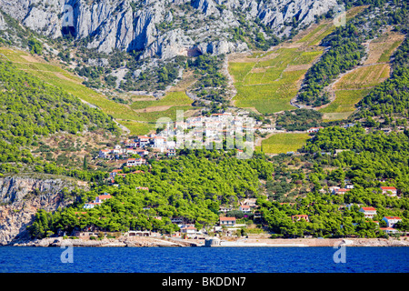 Petite ville de Croatie situé sur la colline surplombant la mer Adriatique Banque D'Images