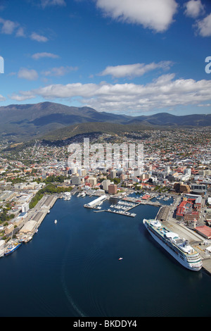 Bateau de croisière, Sullivans Cove, Hobart, et Mt Wellington, Tasmanie, Australie - vue aérienne Banque D'Images