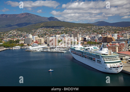 Rhapsody of the Seas bateau de croisière, Sullivans Cove, Hobart, et Mt Wellington, Tasmanie, Australie - vue aérienne Banque D'Images