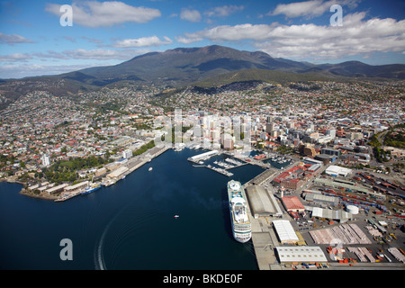 Bateau de croisière, Sullivans Cove, Hobart, et Mt Wellington, Tasmanie, Australie - vue aérienne Banque D'Images