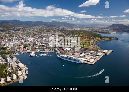 Bateau de croisière, Sullivans Cove, Hobart, et Derwent, Tasmanie, Australie - vue aérienne Banque D'Images