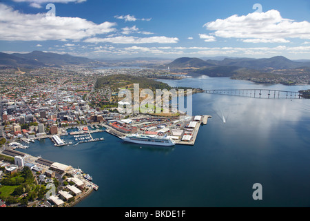 Bateau de croisière, Sullivans Cove, Hobart, Tasmanie, pont et rivière Derwent, en Tasmanie, Australie - vue aérienne Banque D'Images