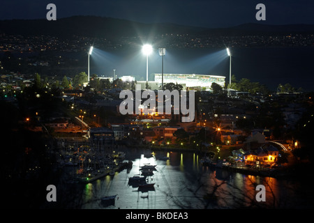 Des lumières de Bellerive Oval reflète dans la baie de kangourou, Bellerive, Hobart, Tasmanie, Australie Banque D'Images