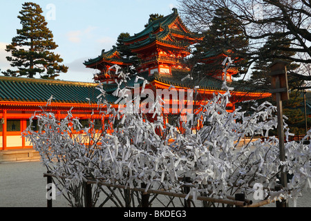 Une vue sur le Sanctuaire Heian dans le centre de Kyoto à l'heure d'or Banque D'Images