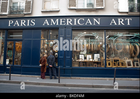 Shopping à deux fenêtres, magasin de cadrage d'images dans le quartier latin, « Paris American Art », seniors à l'extérieur de la boutique (le nom de la boutique a été changé) fenêtre Paris vintage Banque D'Images