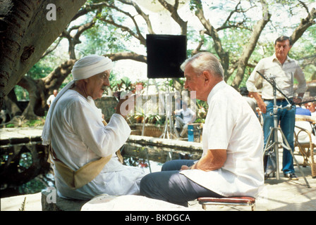 DAVID LEAN (DIR ON SET A PASSAGE TO INDIA (1984) AVEC ALEC GUINNESS LEAN 010 Banque D'Images