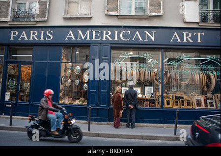 Boutique de cadrage d'images dans le quartier latin, « Paris American Art », à l'extérieur de la vieille boutique française, boutiques de Saint Germain des Prés, boutique de cadrage d'époque Banque D'Images