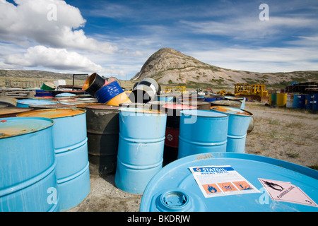 Barils de pétrole abandonnés sur un pourboire à Kangerlussuag au Groenland Banque D'Images