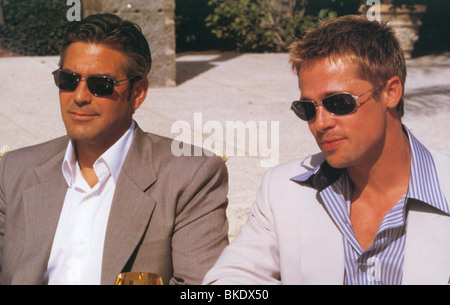 OCEAN'S 11 (2002) OCEAN'S ELEVEN (ALT) GEORGE CLOONEY, BRAD PITT OC11 006L Banque D'Images