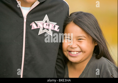 Les enfants Inuit sur une île minuscule Shishmaref entre l'alaska et la Sibérie dans la mer de Chukchi Banque D'Images