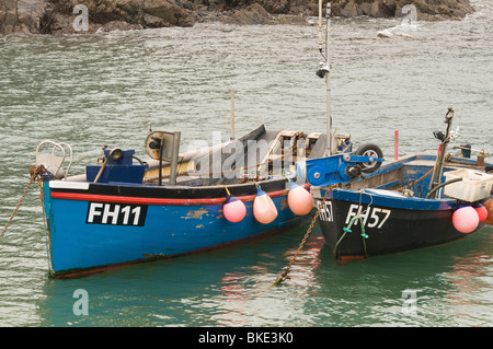 Petits bateaux de pêche dans le port de Coverack sur la péninsule du Lézard Cornwall ouest de l'Angleterre Banque D'Images