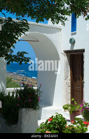Passage de l'église de fleurs avec vue sur plage, Kamari, Santorini, Cyclades, Grèce Banque D'Images