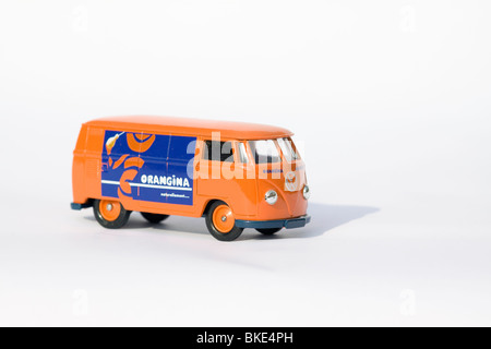 Collection pour enfants modèle de jouet d'un panneau d'écran divisé volkswagen van sur fond blanc Publicité Orangina Banque D'Images