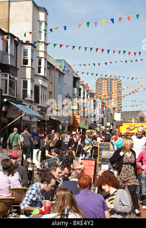 Les ruelles, Brighton. Les consommateurs et l'extérieur des cafés. Banque D'Images