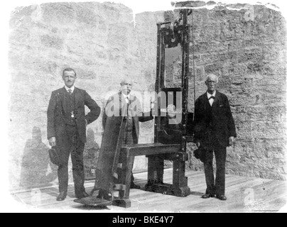 Justice, système pénitentiaire, beheading, bourreau Franz Xaver Reichhart avec assistants, avec guillotine, prison de Stadelheim, Munich, Allemagne, vers 1910, Banque D'Images