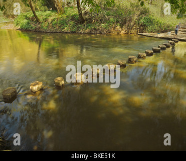 Enfant traversant la rivière Mole stepping stones, Banque D'Images