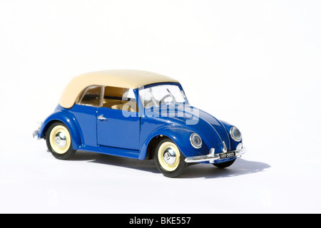 Modèle de collection pour enfants d'un jouet Volkswagen Coccinelle cabriolet sur fond blanc Banque D'Images