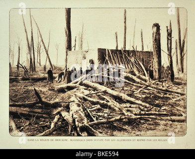 WW1 soldats debout à côté de bunker dans bombardés forêt à Merkem en Flandre occidentale pendant la Première Guerre mondiale, la Belgique Banque D'Images