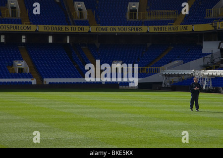 Tottenham Hotspurs football stadium avec manager Harry Redknapp sur le terrain de football Banque D'Images