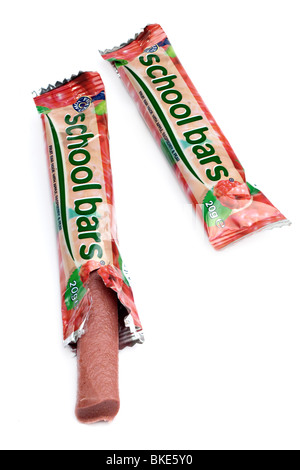 Deux Schoolbars 20 grammes enveloppé de poire et de framboise,apple chew bar Banque D'Images