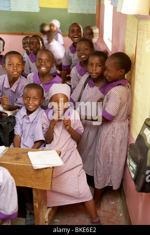 Les enfants de l'école dans la classe de l'école primaire à Loldia Kenya Banque D'Images